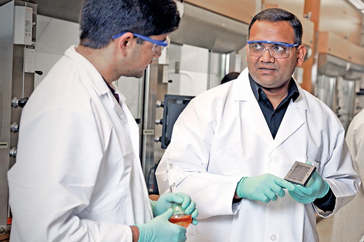 Ramani (right) and Sankarasubramanian at work. (Photo: James Byard/Washington University)