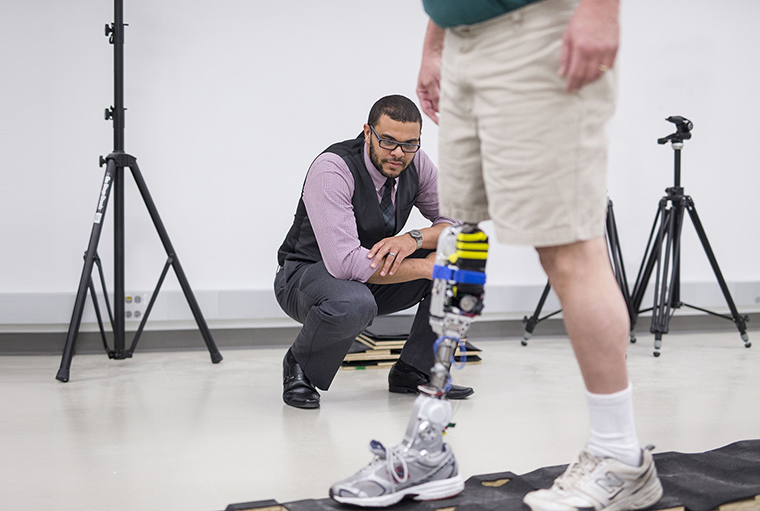 WashU alumnus Karl Zelik at work in his lab at Vanderbilt University. (Photo: Courtesy Vanderbilt University)