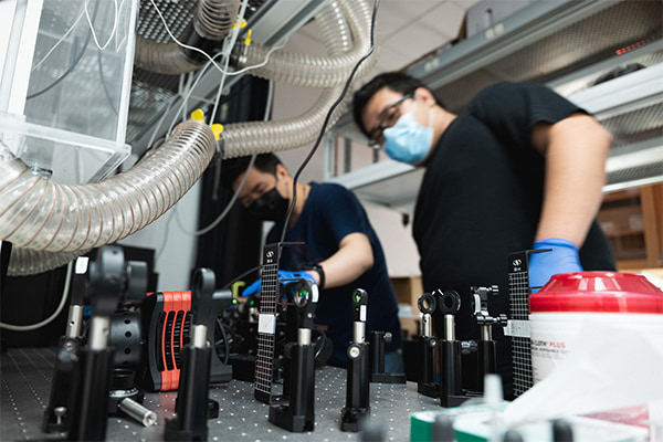 Researchers in Matthew Lew’s lab will advance microscopic imaging technology to better visualize individual molecules, particularly those involved in Alzheimer’s disease. (Photo: Sean Garcia)