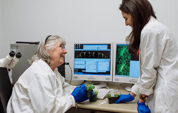 Barbara G. Pickard (left) with a student at the McKelvey School of Engineering in February 2017. (Photo: Whitney Curtis/Washington University)